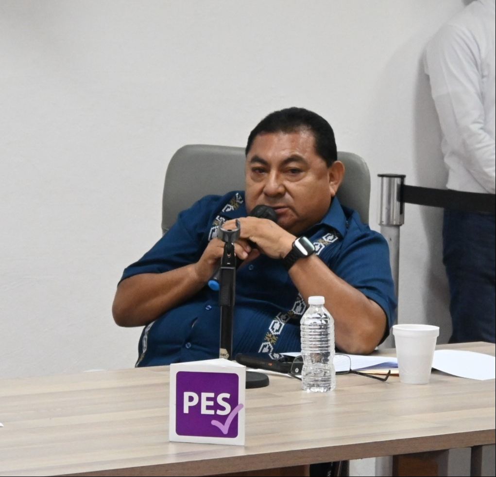 Marco Antonio Sánchez Abnal, representante del Partido Local Espacio Democrático, acusó a los consejeros del IEEC de ser "gandallas" y de afectar a su partido. Marco Antonio Sánchez Abnal, representante del Partido Local Espacio Democrático, acusó a los consejeros del IEEC de ser "gandallas" y de afectar a su partido.