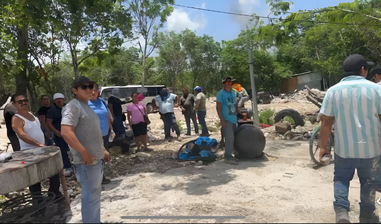 Los vecinos se armaron con piedras para detener el desalojo Los vecinos se armaron con piedras para detener el desalojo
