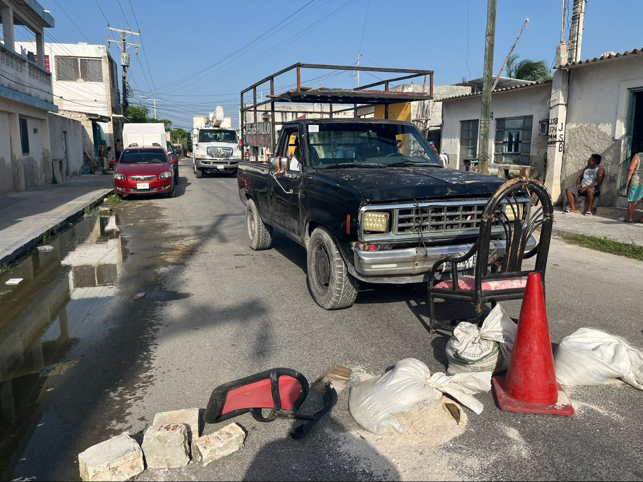Algunas camionetas fueron colocadas estratégicamente para impedir la salida de personal de CFE Algunas camionetas fueron colocadas estratégicamente para impedir la salida de personal de CFE