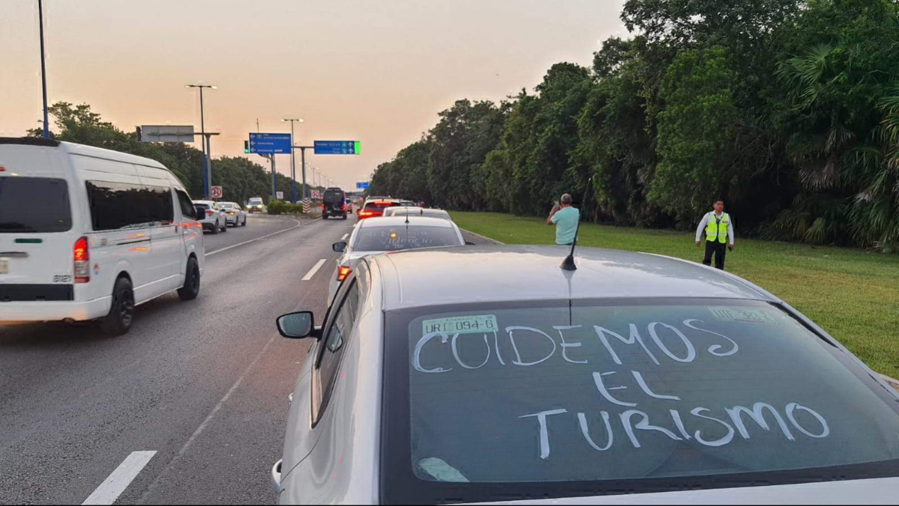 La caravana arrancó en la avenida Bonampak y luego se enfiló al boulevard Colosio. La caravana arrancó en la avenida Bonampak y luego se enfiló al boulevard Colosio.