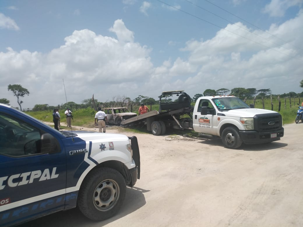 La policía fue informada y una grúa retiró los restos de la camioneta alrededor de las 10:00 horas. La policía fue informada y una grúa retiró los restos de la camioneta alrededor de las 10:00 horas.