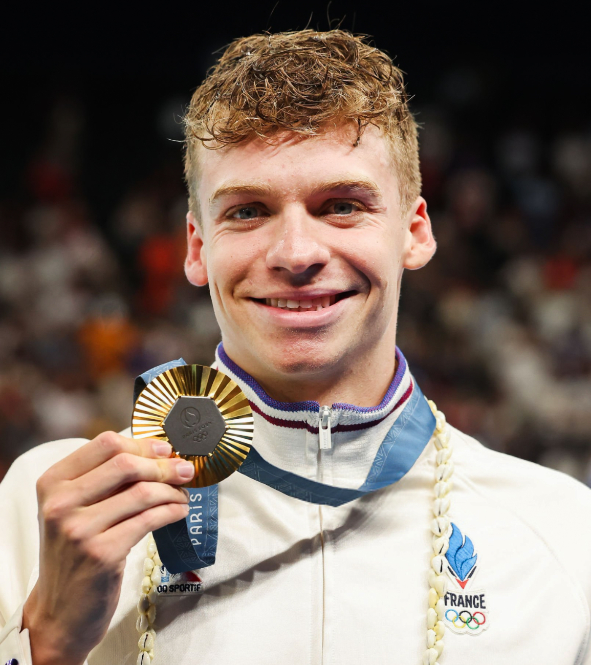 Léon Marchand celebra la obtención del oro en París 2024 Léon Marchand celebra la obtención del oro en París 2024