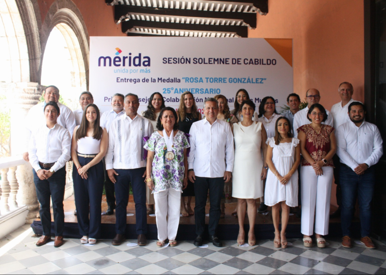 Reconocen a exregidora del Ayuntamiento de Mérida con la medalla ‘Rosa Torre González’