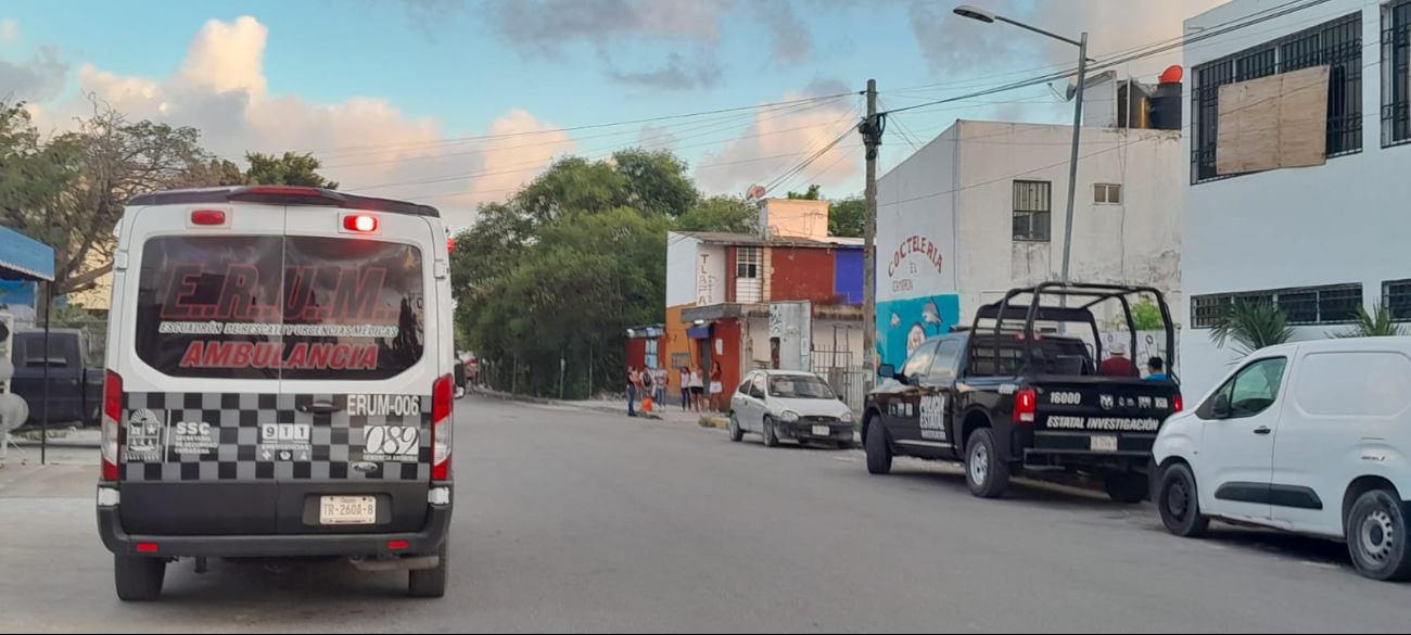 Una ambulancia también llegó al sitio en la ciudad Una ambulancia también llegó al sitio en la ciudad