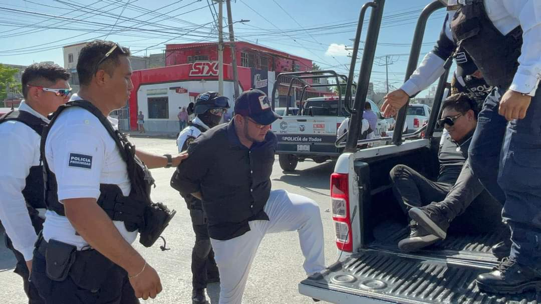 Agentes policiacos aseguran a una persona en la Sección 47 Agentes policiacos aseguran a una persona en la Sección 47