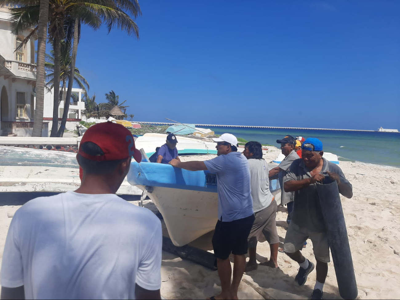 Así fue cómo los pescadores se apoyaron para resguardar su equipo en Progreso Así fue cómo los pescadores se apoyaron para resguardar su equipo en Progreso