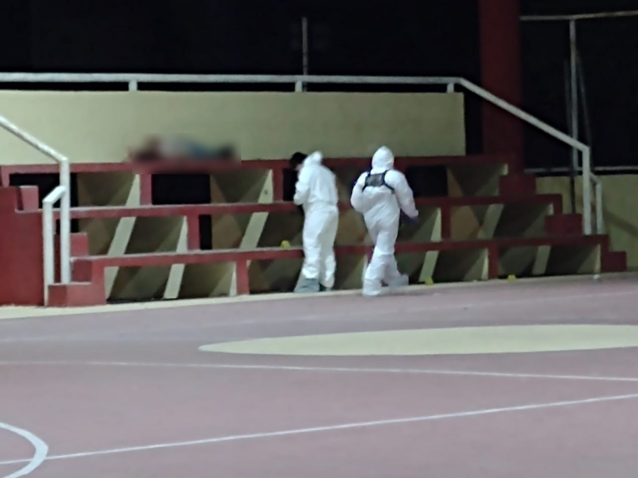 El cuerpo quedó tendido en las gradas del domo deportivo El cuerpo quedó tendido en las gradas del domo deportivo