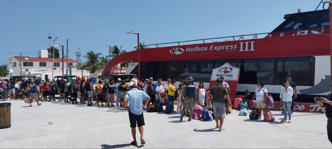 Inicia la evacuación de  más de dos mil personas en Holbox 