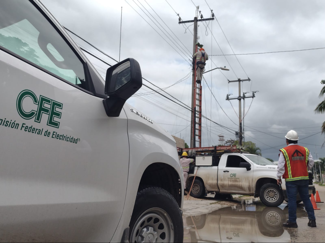 Labores de CFE en Felipe Carrillo Puerto Labores de CFE en Felipe Carrillo Puerto