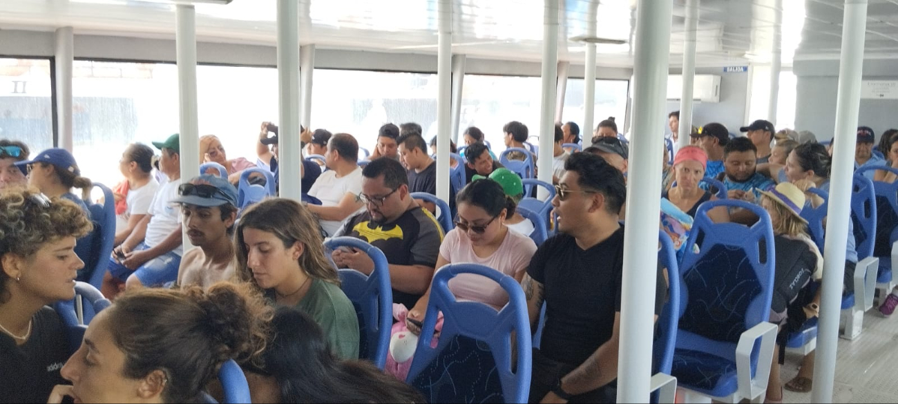 Personas son trasladadas a tierra firme Personas son trasladadas a tierra firme