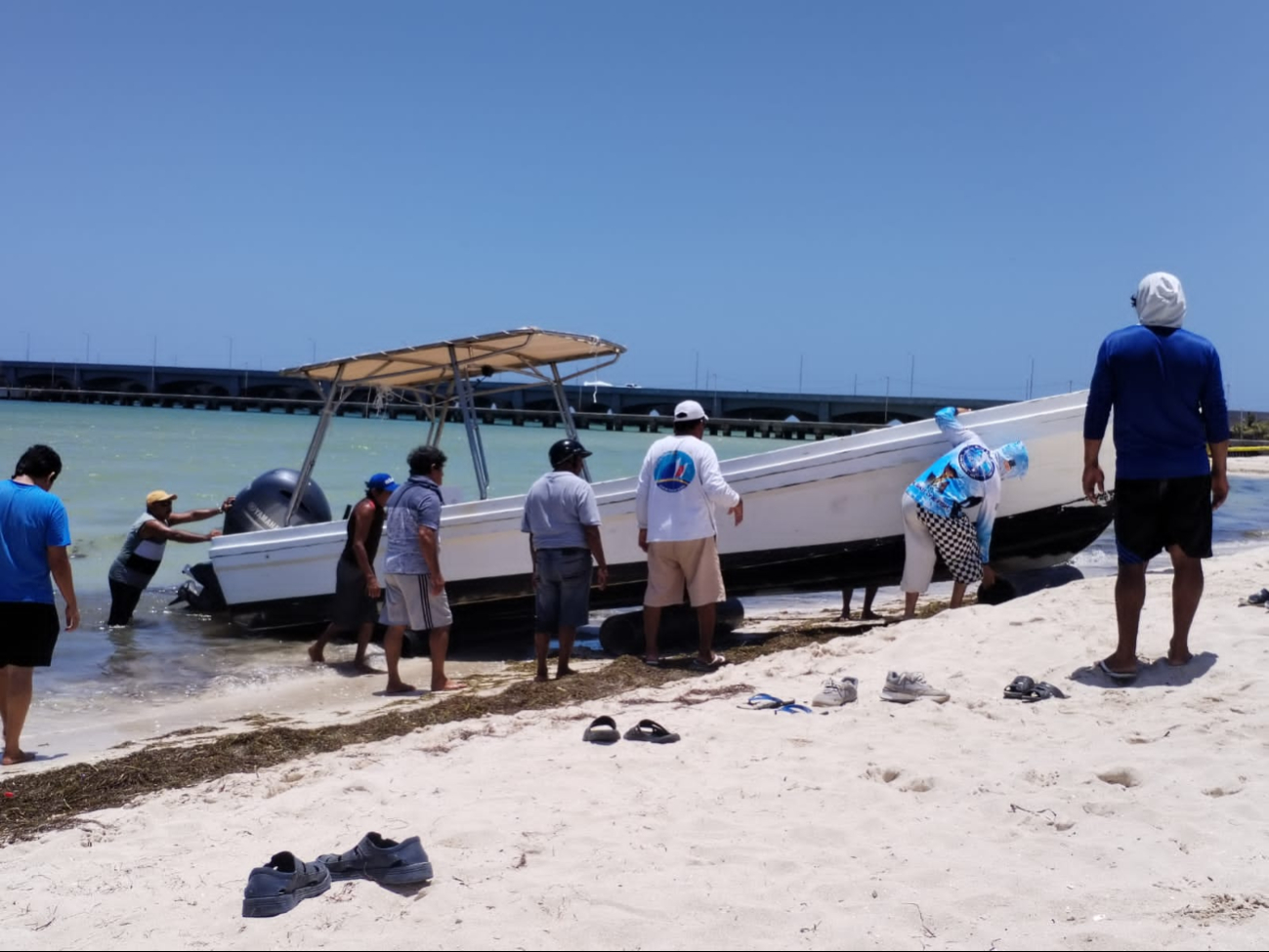 Pescadores de Progreso retiran sus lanchas del mar Pescadores de Progreso retiran sus lanchas del mar