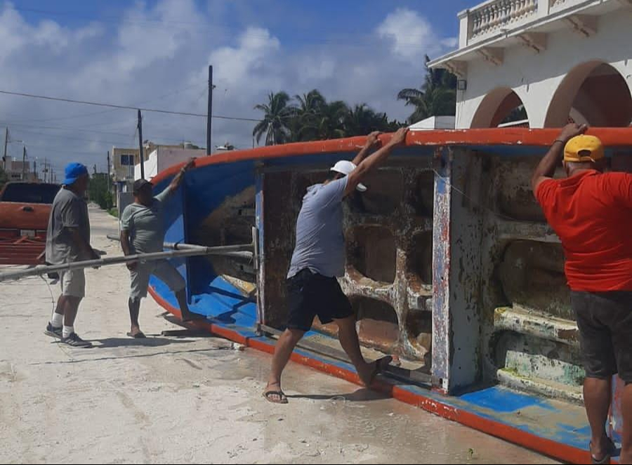 Pescadores de Progreso se alistan para el Huracán Beryl Pescadores de Progreso se alistan para el Huracán Beryl