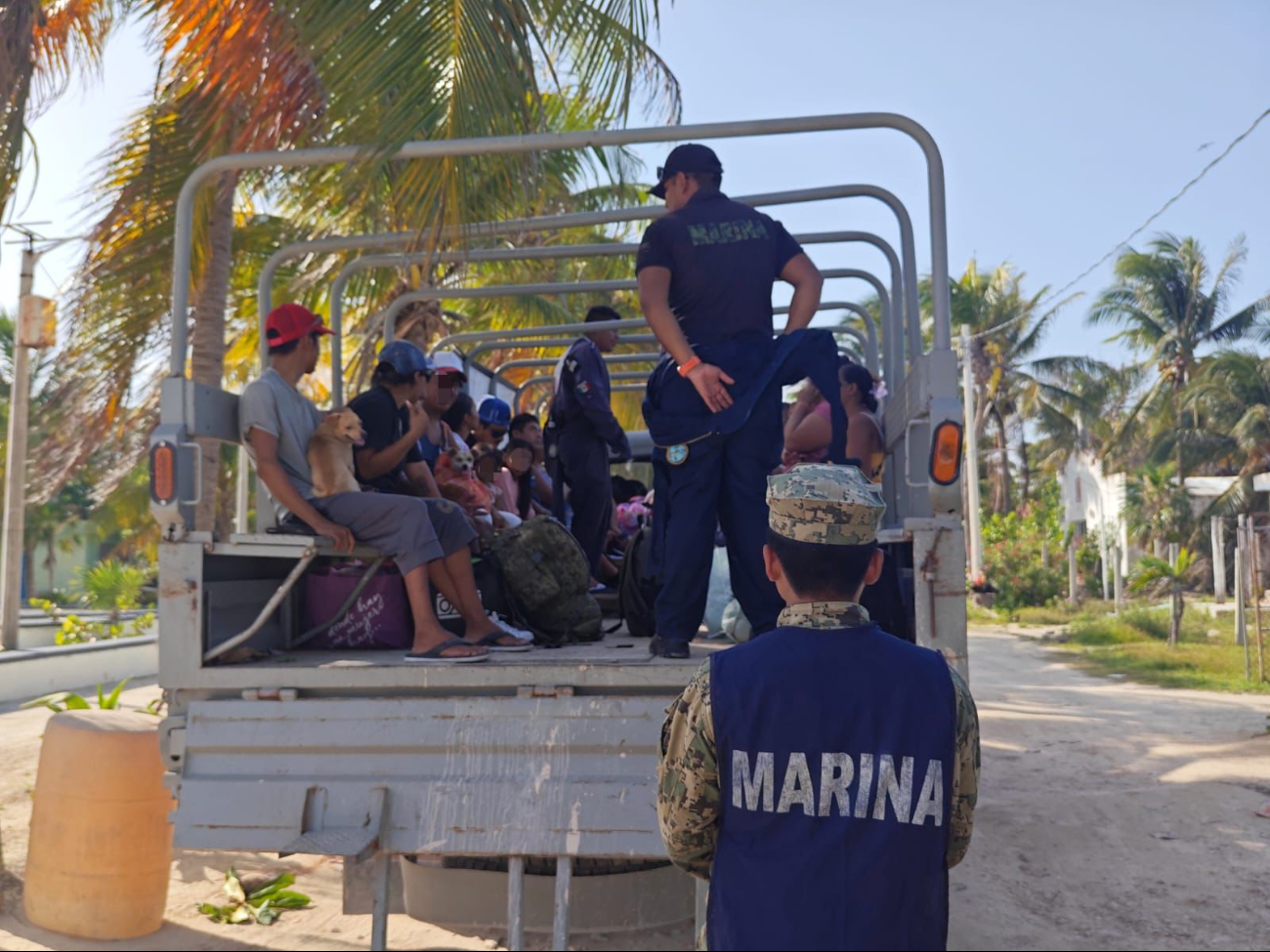 Elementos de la Marina refuerzan acciones ante la llegada de huracán Beryl a Quintana Roo