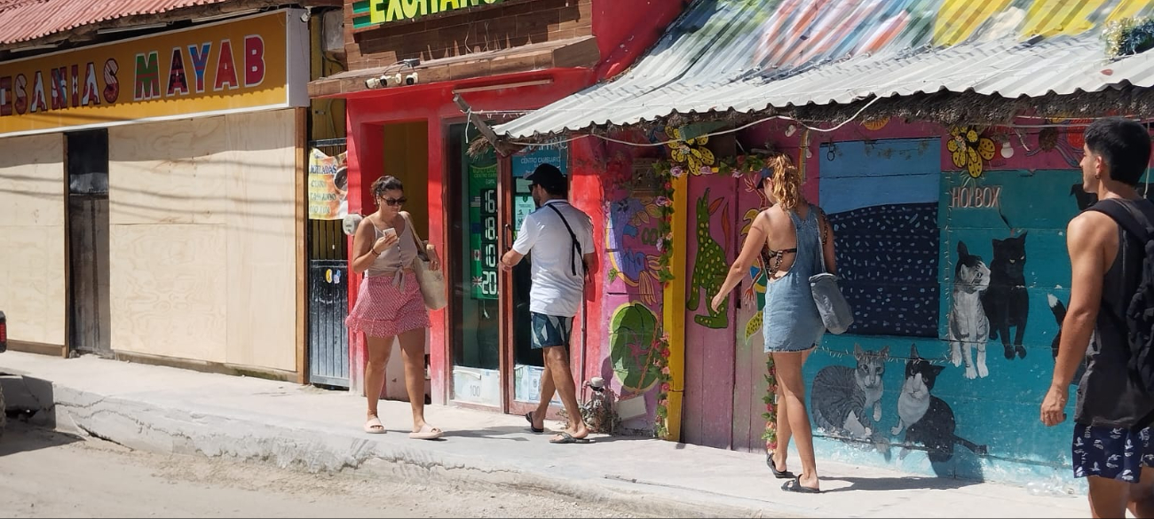 Turistas tienen hasta las 14:00 horas para evacuar Turistas tienen hasta las 14:00 horas para evacuar