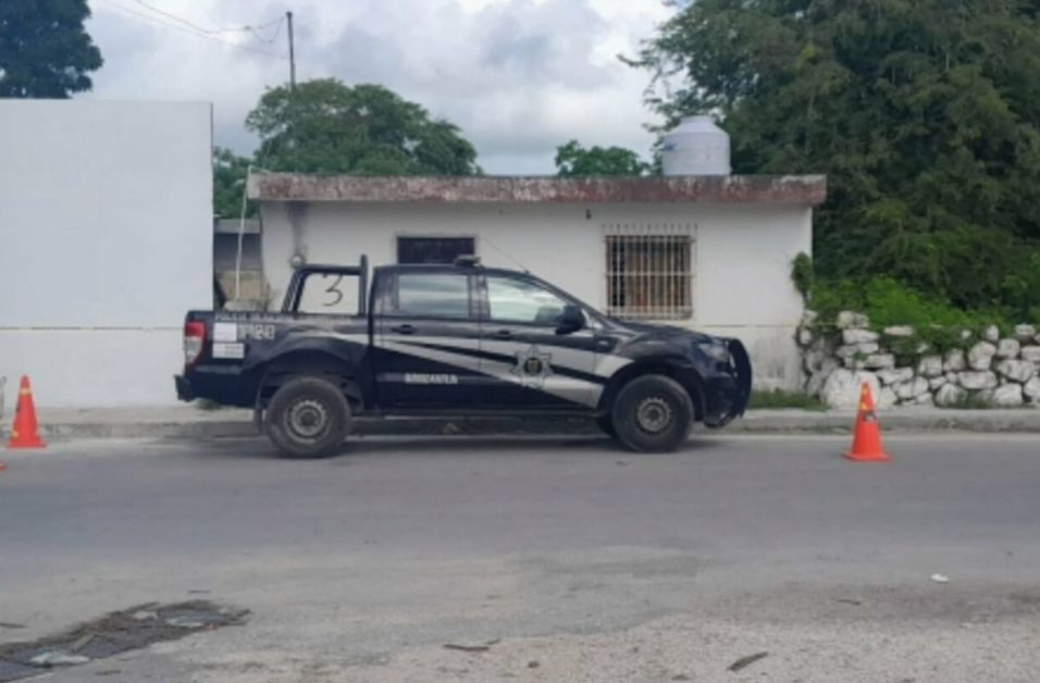 Vecinos alertados por mal olor, descubren al individuo colgado en su domicilio. Vecinos alertados por mal olor, descubren al individuo colgado en su domicilio.