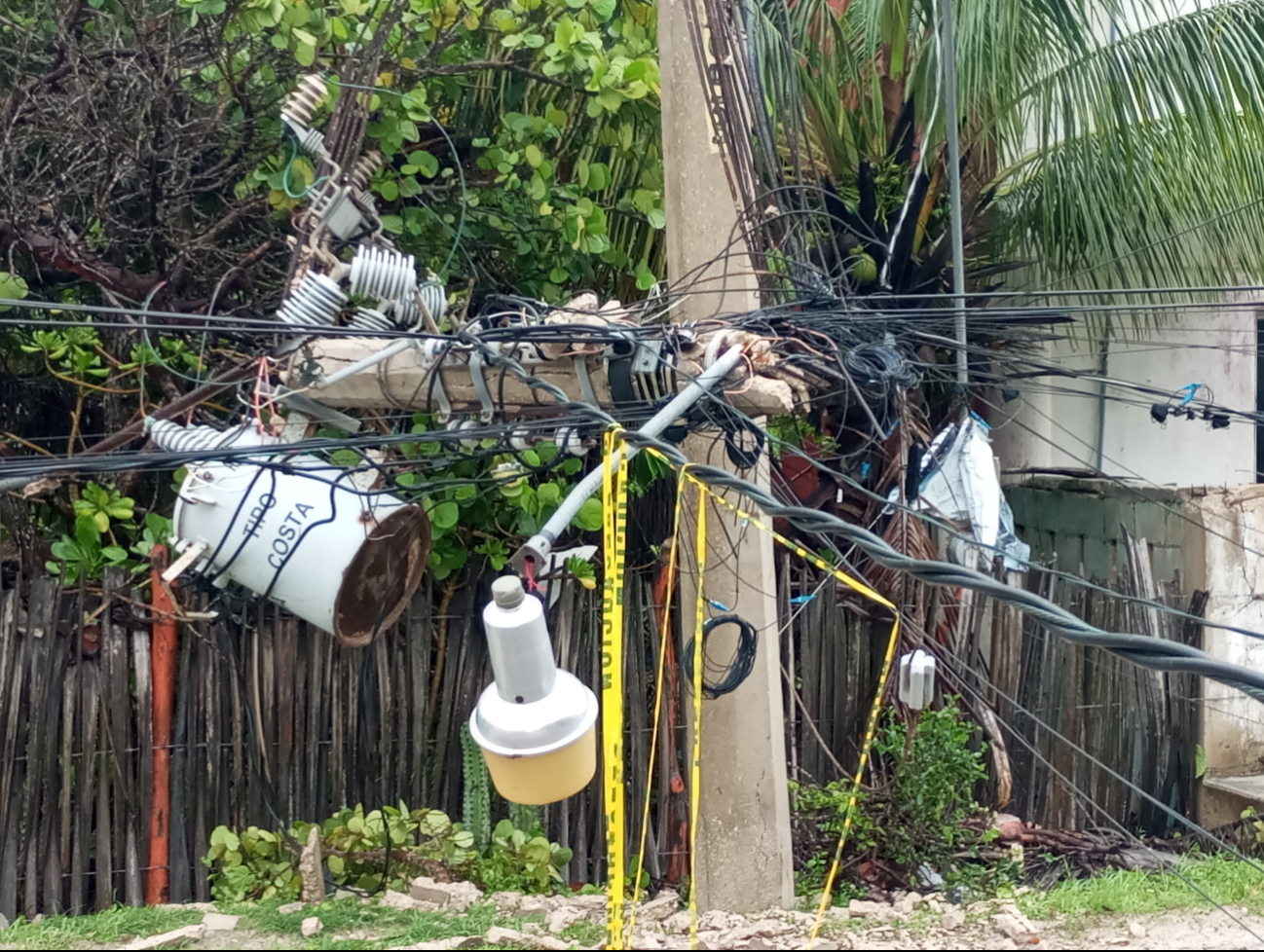 Así lucen los postes de luz en Telchac Puerto Así lucen los postes de luz en Telchac Puerto