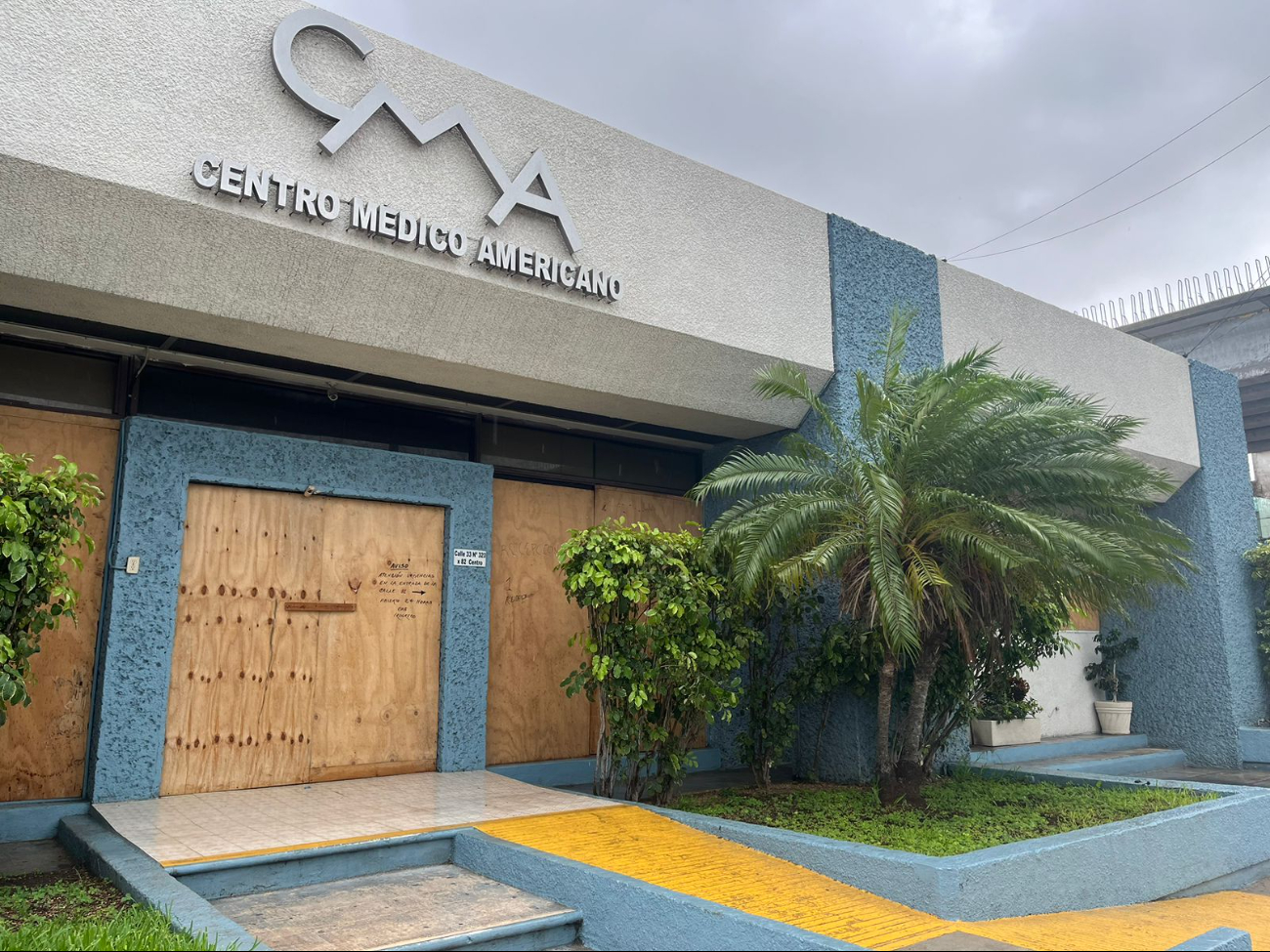 Así se veían algunos centros de salud, resguardados ante Beryl