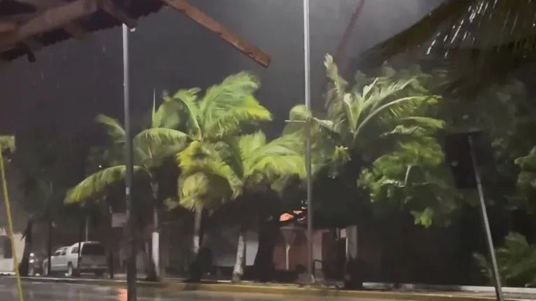 Beryl tocó tierra como categoría 2 en Tulum, Quintana Roo