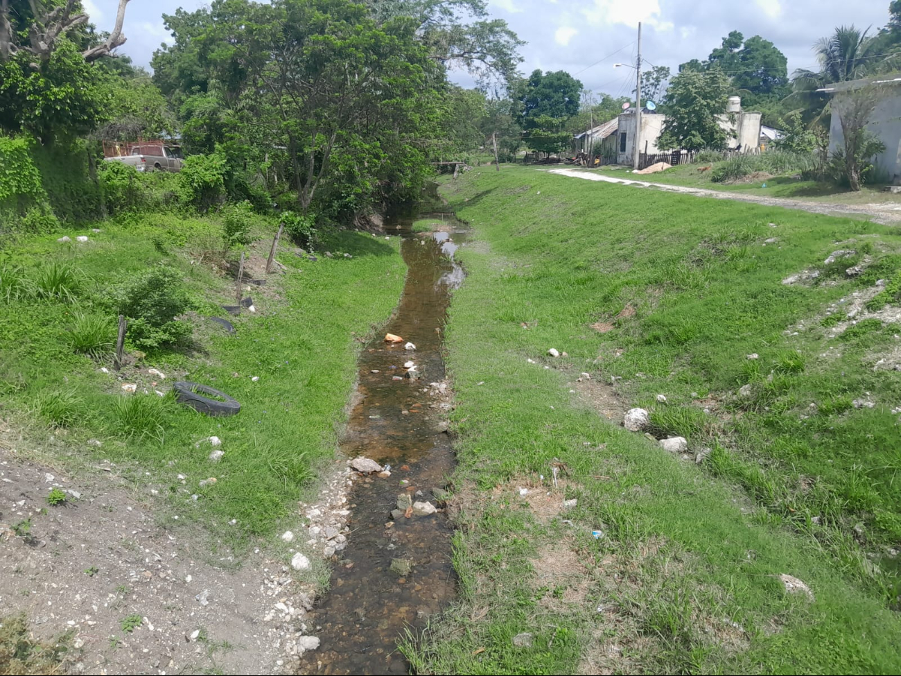 El dren pluvial mantiene un nivel bajo de agua, sin riesgo para los residentes. El dren pluvial mantiene un nivel bajo de agua, sin riesgo para los residentes.