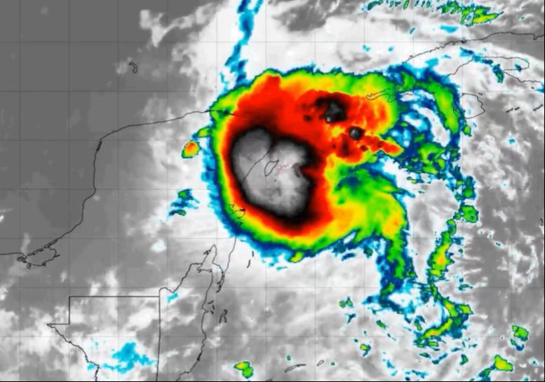 Huracán Beryl genera lluvias intensas antes de tocar tierra en Quintana Roo: VIDEOS