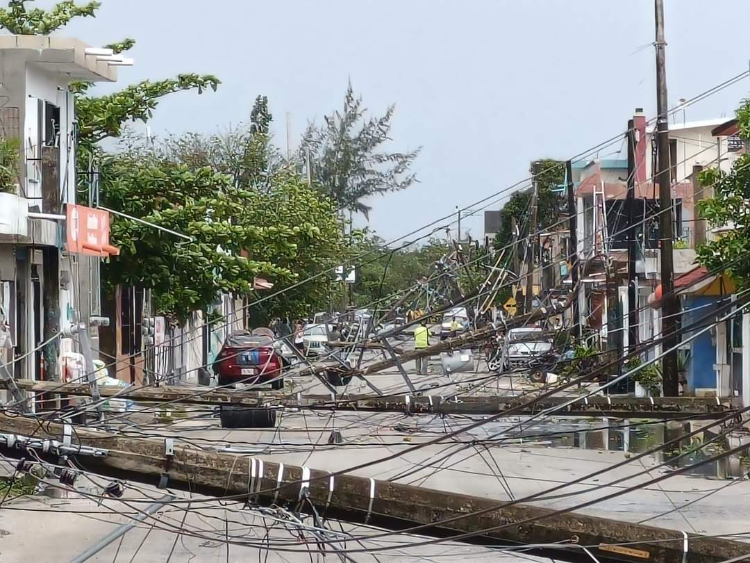 Hay decenas de postes derribados por el viento Hay decenas de postes derribados por el viento