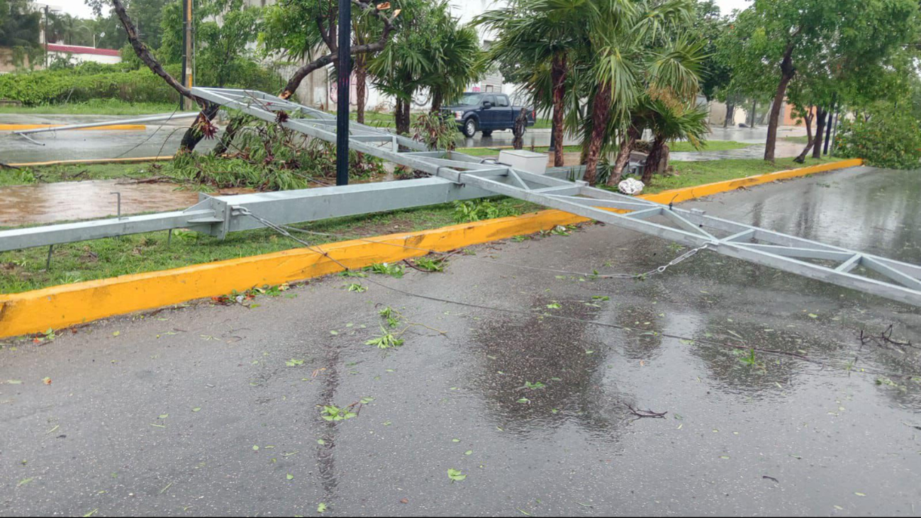 Hay estructuras metálicas caídas en las calles Hay estructuras metálicas caídas en las calles