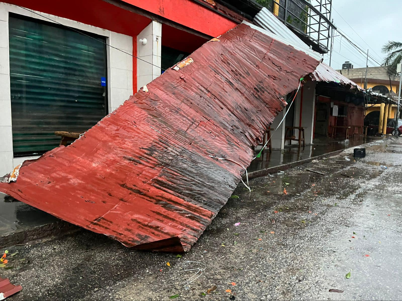 Láminas de restaurantes lucen destruidas en las vialidades Láminas de restaurantes lucen destruidas en las vialidades