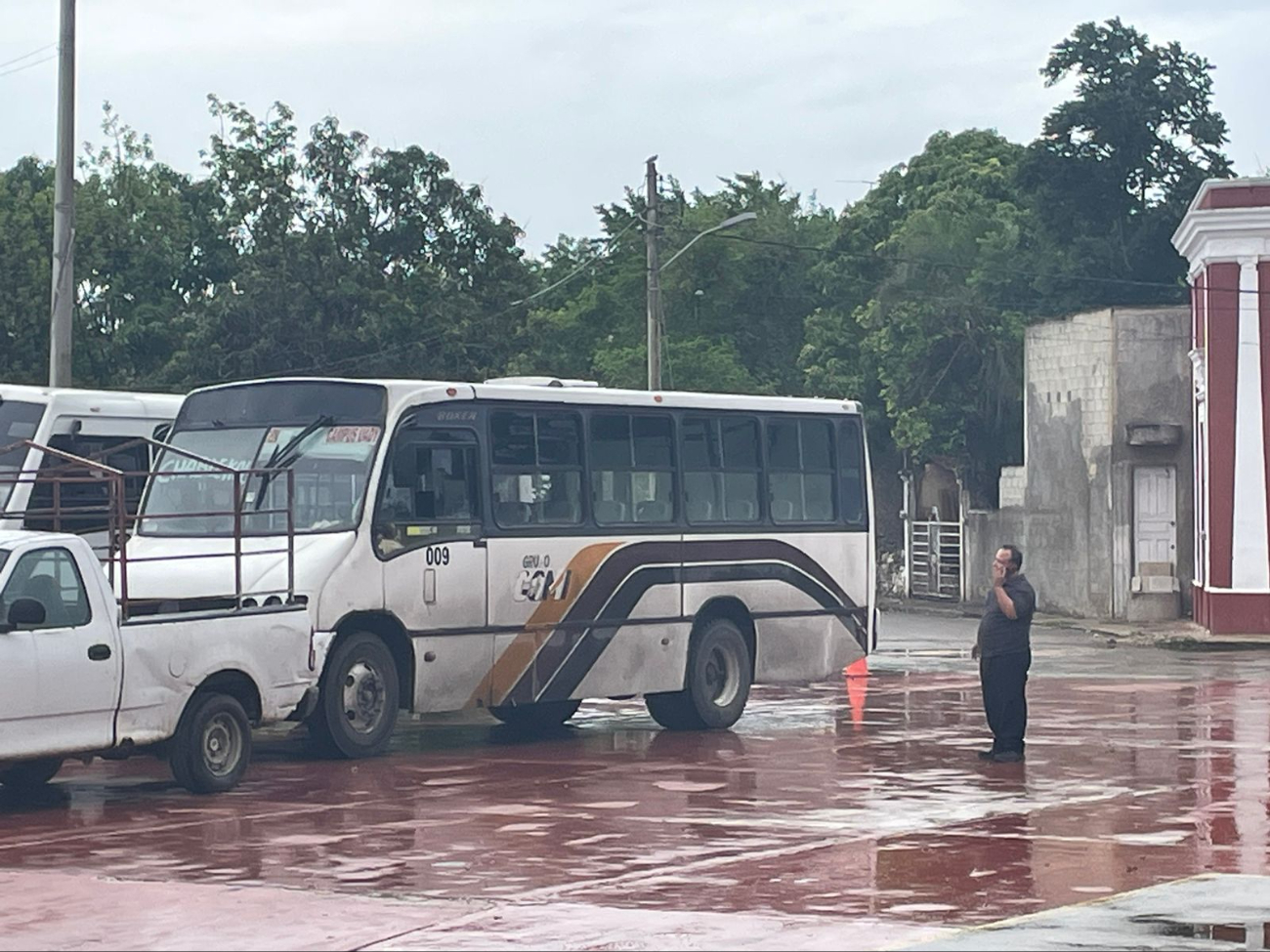 Los camiones están listos para evacuar a la población de Yucatán