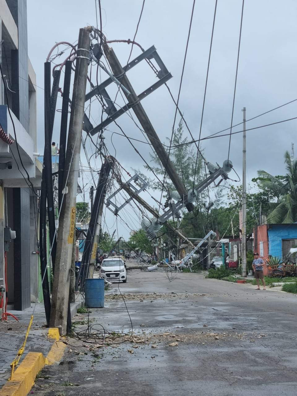 Los postes se encuentran rotos a la mitad Los postes se encuentran rotos a la mitad