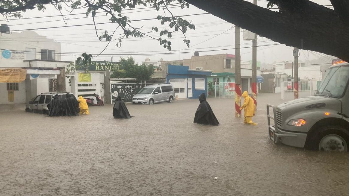 Marinos remueven auto varado por las lluvias Marinos remueven auto varado por las lluvias
