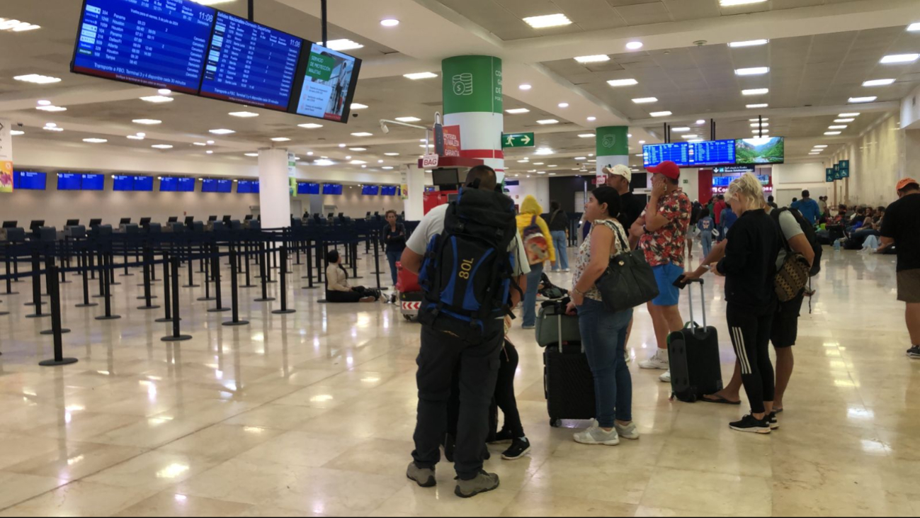 Personas acuden a informarse sobre sus vuelos Personas acuden a informarse sobre sus vuelos