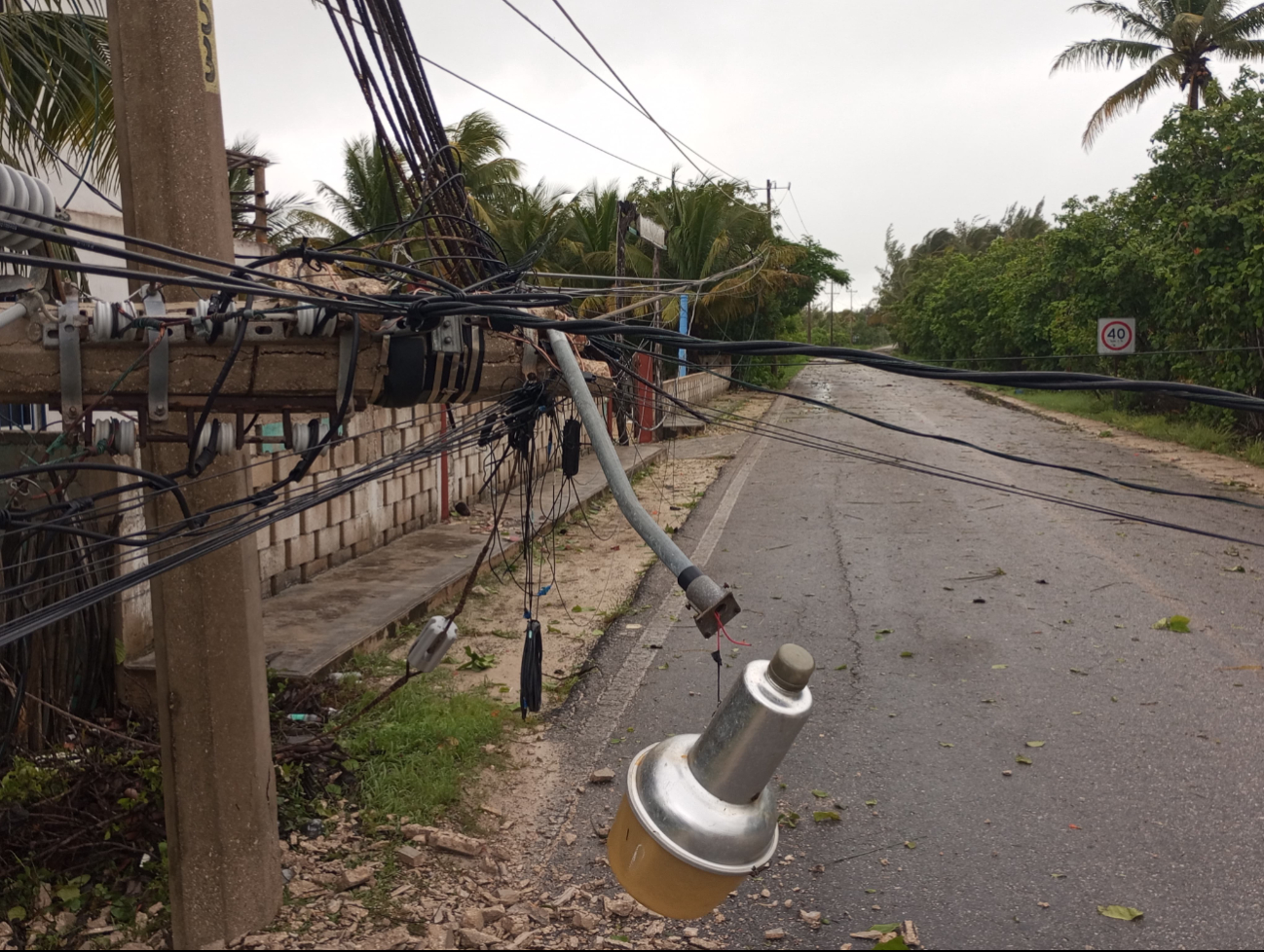 Postes de luz caídos en Telchac Postes de luz caídos en Telchac