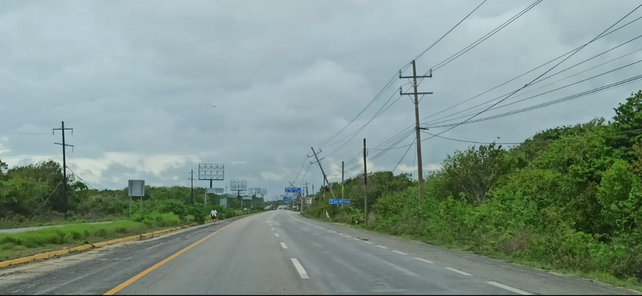 Se registra la caída de varios postes de electricidad Se registra la caída de varios postes de electricidad
