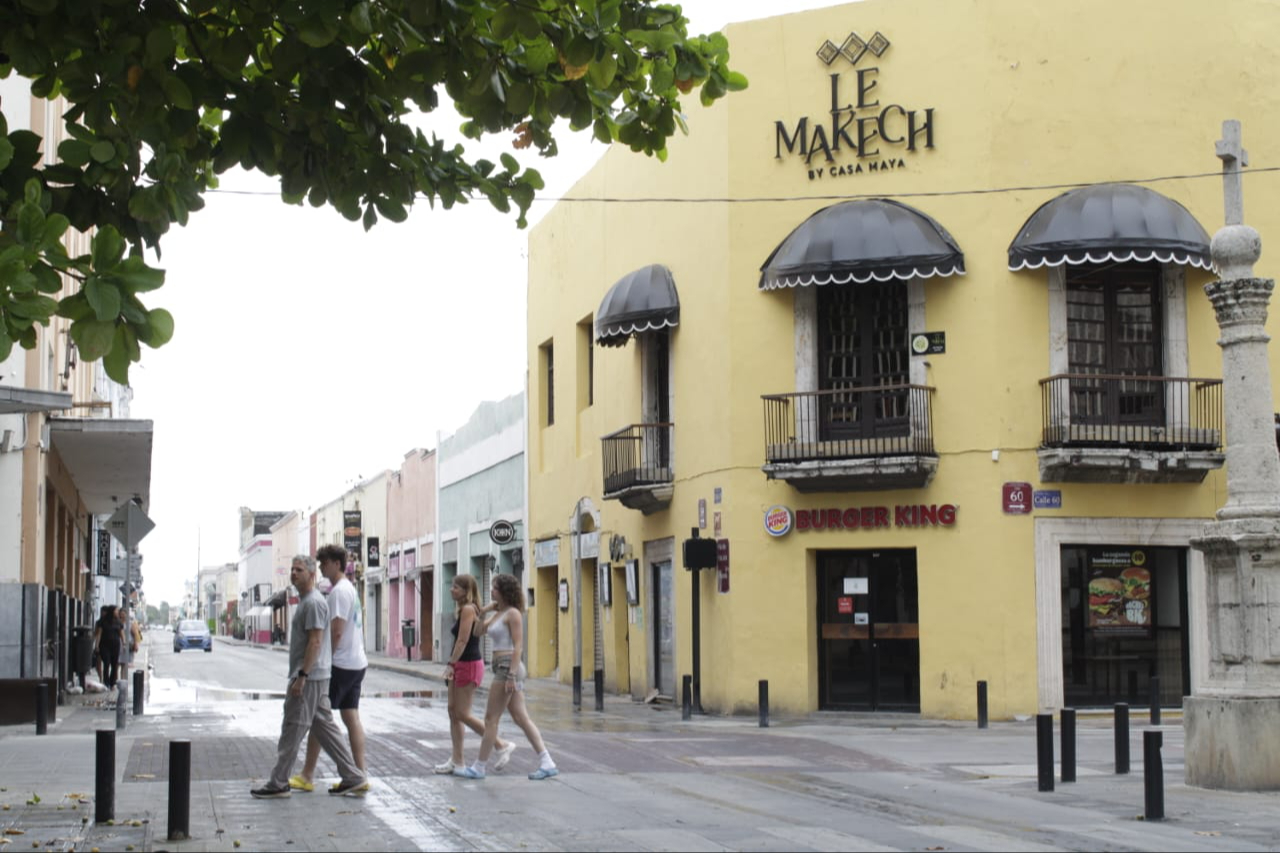 Turistas pasean en el Centro Histórico de Mérida previo al ingreso del Huracán Beryl