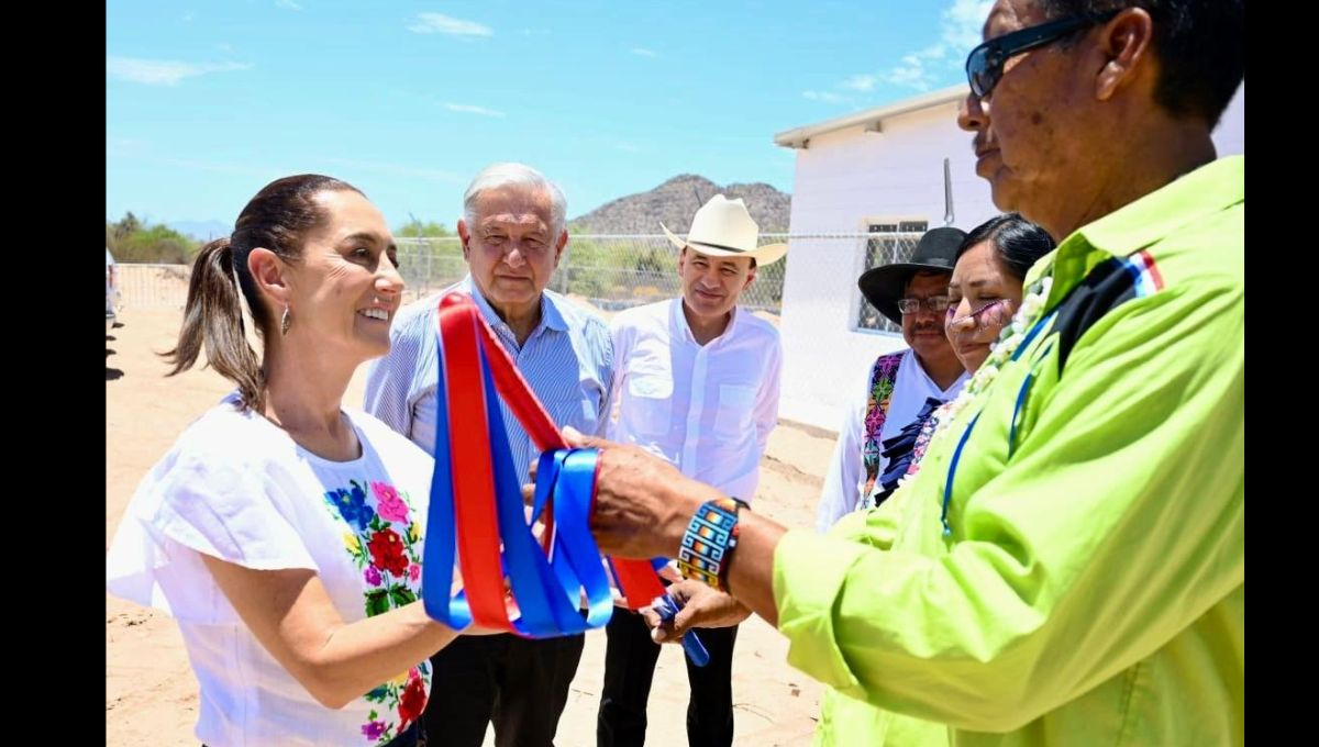 Claudia Sheinbaum Pardo al recibir el bastón de mando del pueblo Seri Claudia Sheinbaum Pardo al recibir el bastón de mando del pueblo Seri