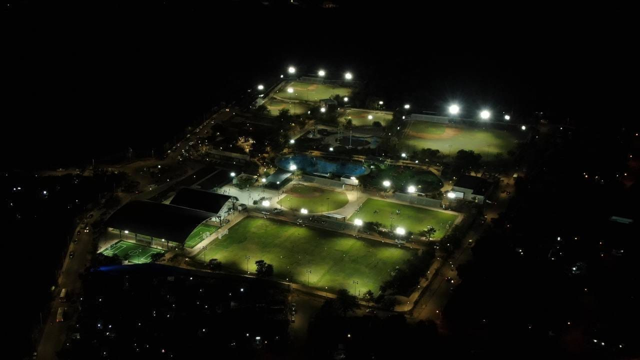 Cuenta con varias canchas para deportes Cuenta con varias canchas para deportes