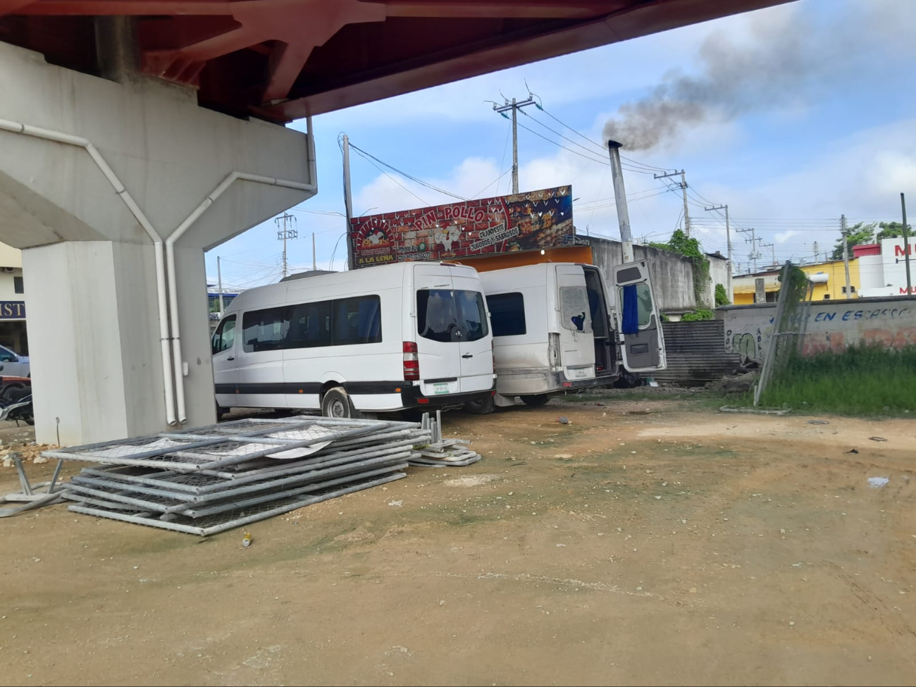 El hombre rompió un vidrio para robar en la combi El hombre rompió un vidrio para robar en la combi