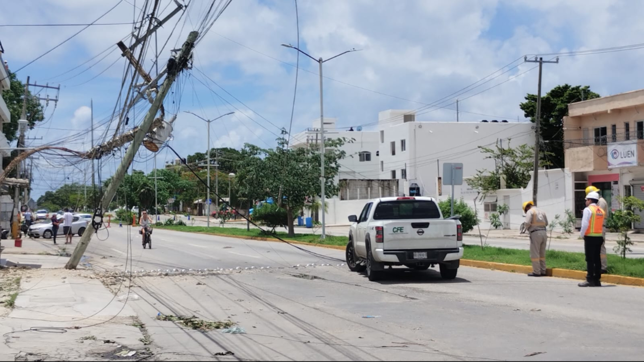 Caída de un poste deja sin luz a  vecinos en la avenida Constituyentes de Playa del Carmen