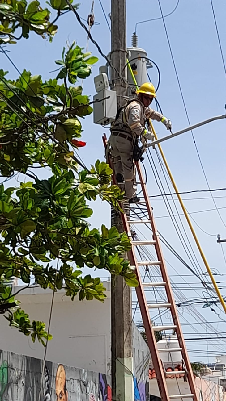 Vecinos de Cancún protestan contra la CFE; llevan 36 horas sin luz