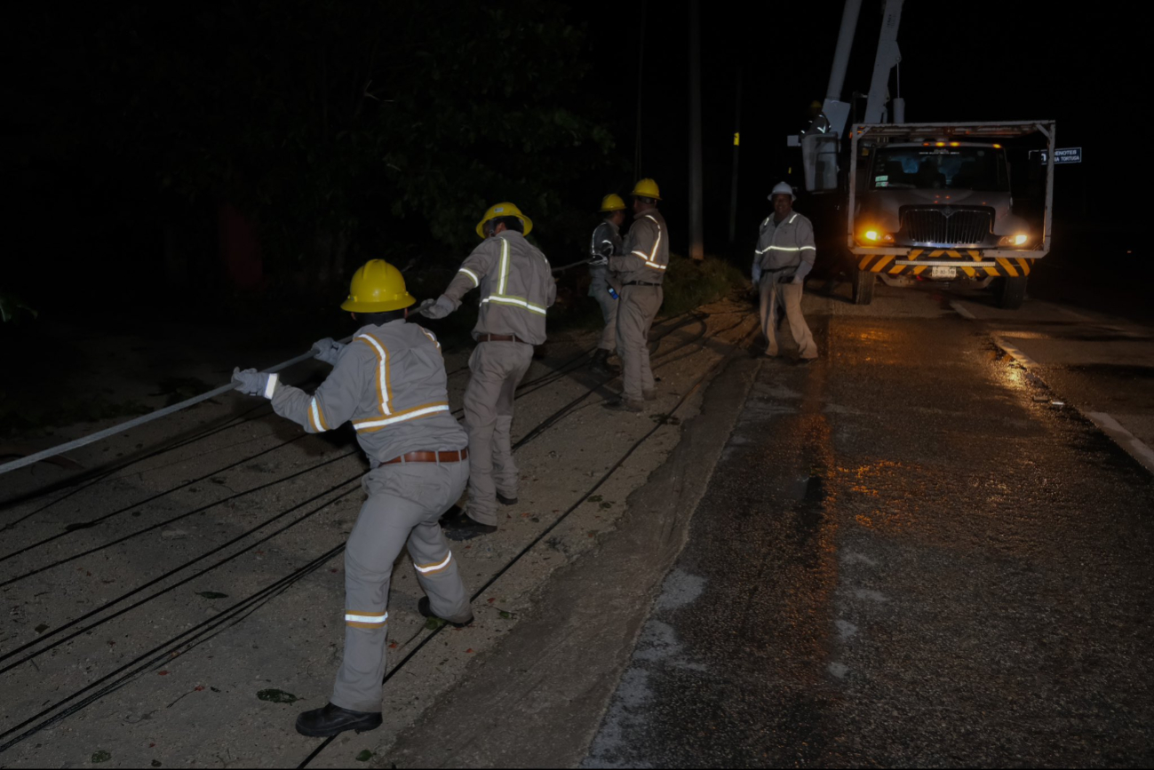La CFE sigue atendiendo las zonas sin electricidad La CFE sigue atendiendo las zonas sin electricidad