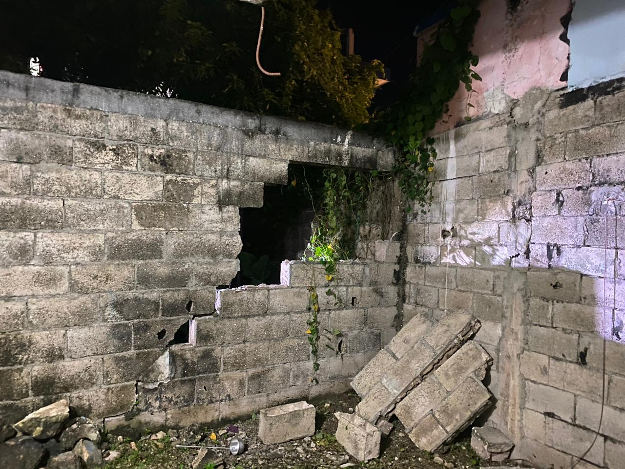 Los hombres rompieron un muro para ingresar a robar Los hombres rompieron un muro para ingresar a robar