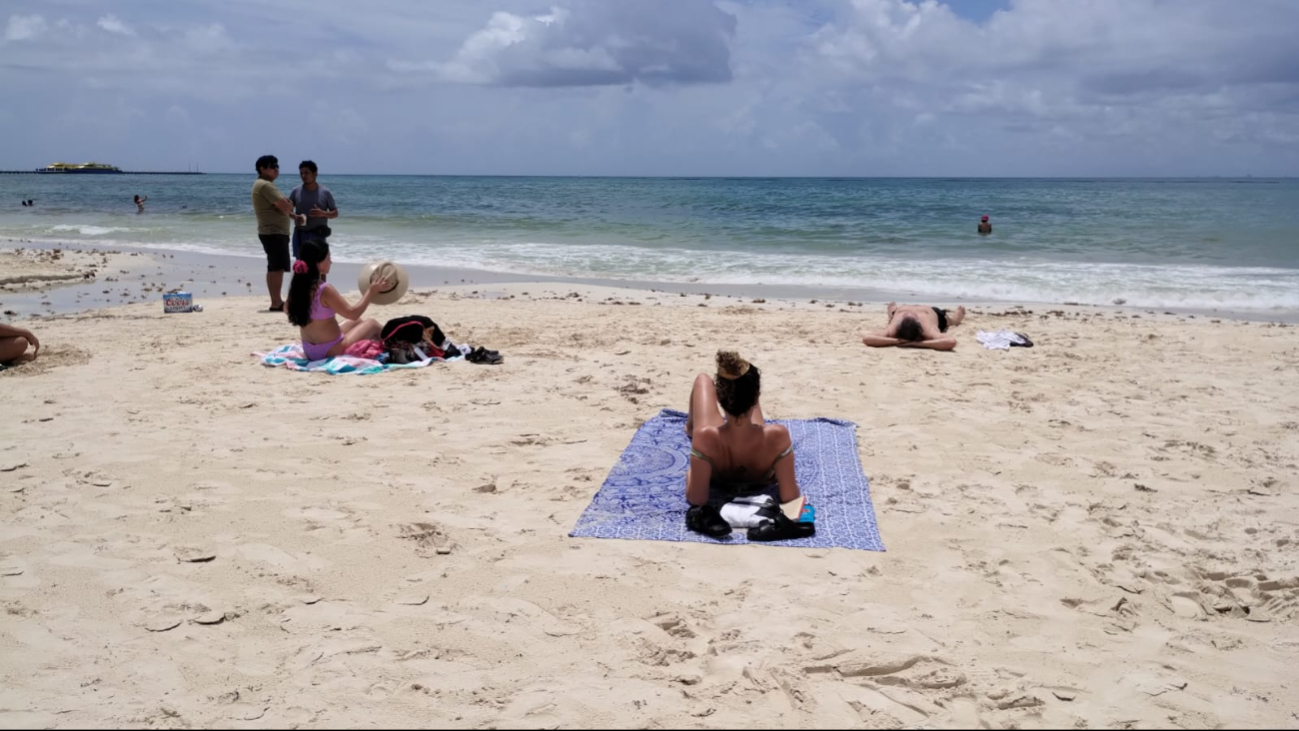 Turistas se olvidan de Beryl para disfrutar de las costas de Playa del Carmen