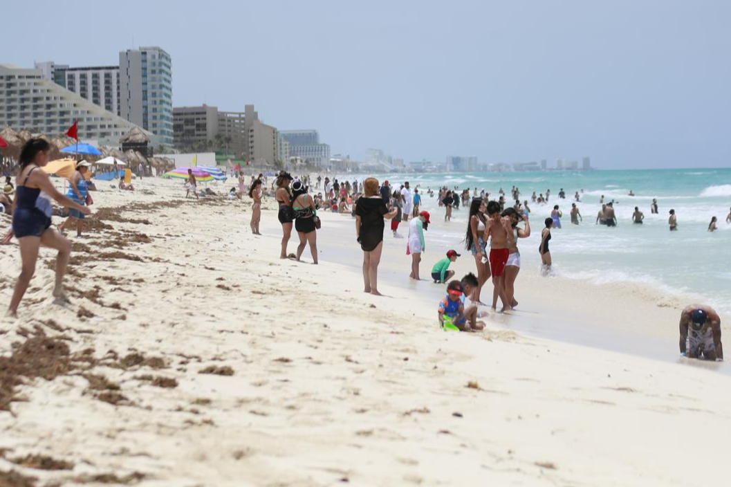 Tras el paso del huracán Beryl, los turistas volvieron a las playas de Cancún Tras el paso del huracán Beryl, los turistas volvieron a las playas de Cancún