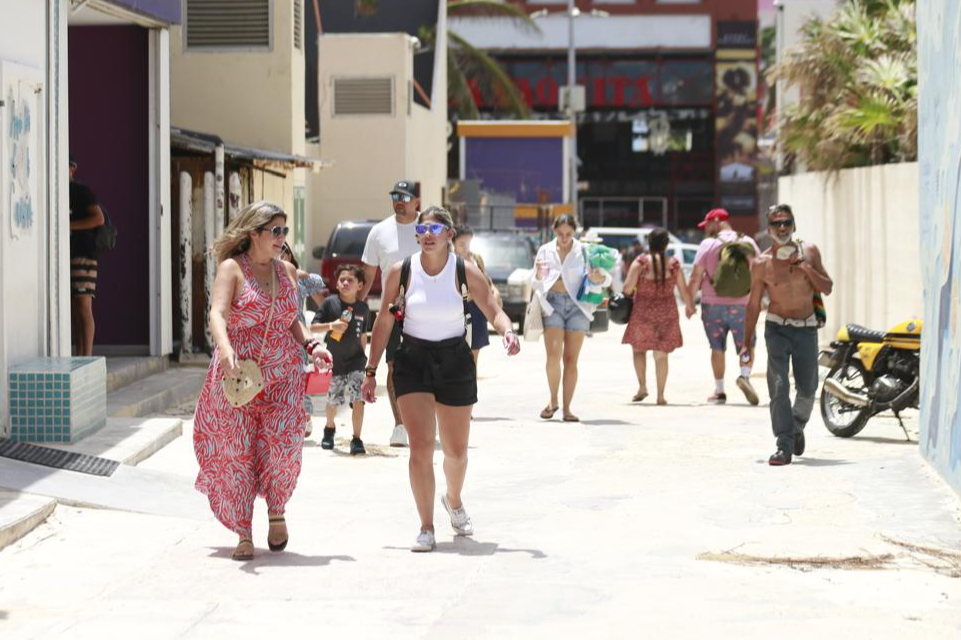Turistas continúan arribando a las playas Turistas continúan arribando a las playas