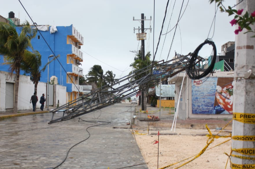 Un espectacular cayó sobre los cables de luz en Progreso Un espectacular cayó sobre los cables de luz en Progreso