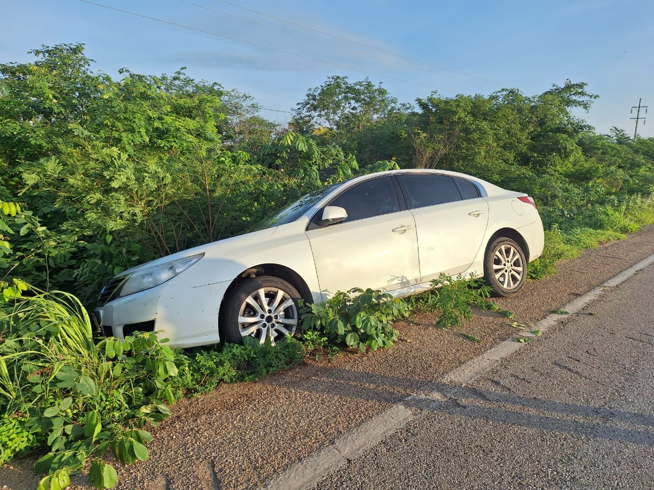   Vandalizan y desbalijan auto accidentado en la antigua carretera Campeche-Mérida  