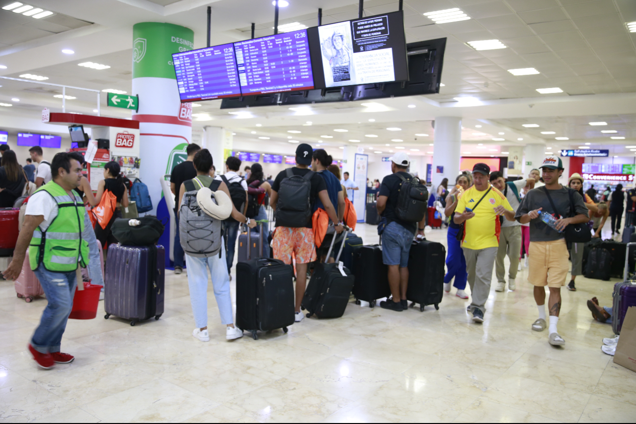 Colombianos regresan a casa luego de tres días de 'terror' en Cancún