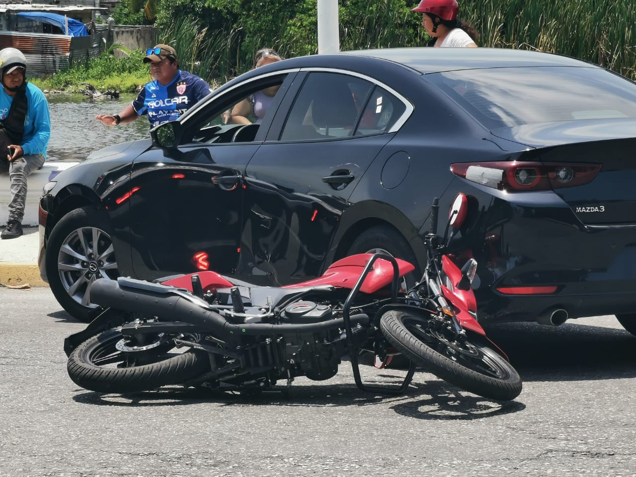 Espera de autoridades y seguros para resolver la situación.