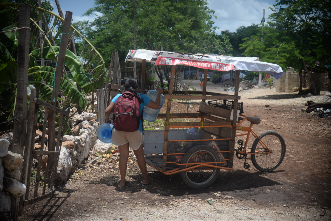 Agua purificada, un  lujo para los  vecinos del Sur de Mérida; gastan 216 pesos a la semana
