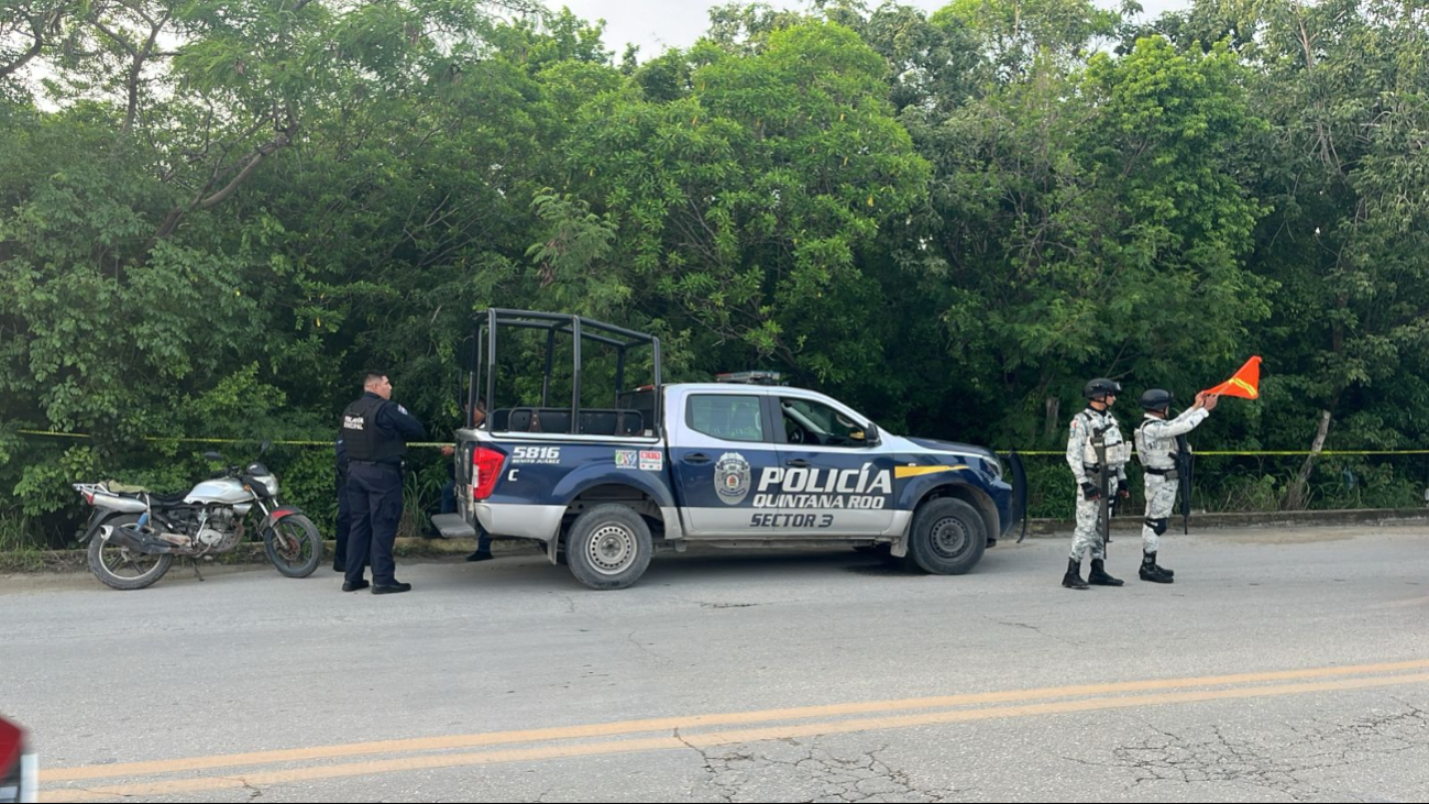 Agentes policiacos acordonaron el área en Cancún Agentes policiacos acordonaron el área en Cancún